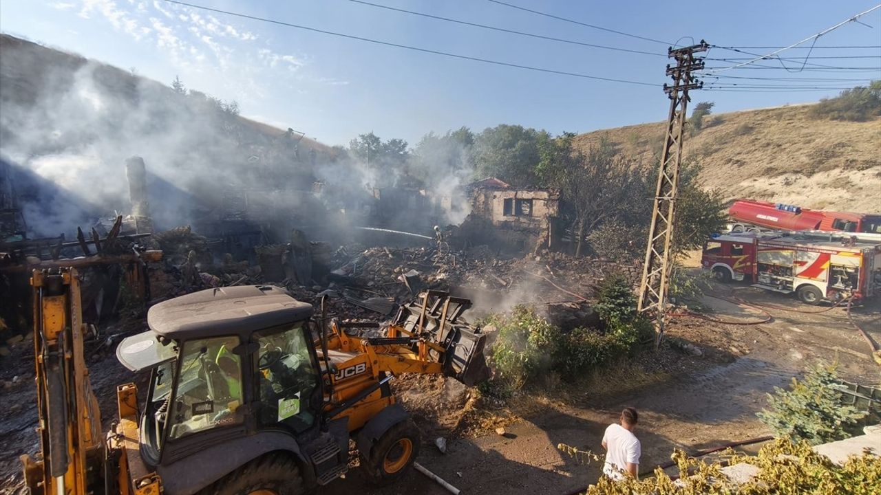 Ankara'da İki Evde Yangın: İtfaiye Hızla Müdahale Etti
