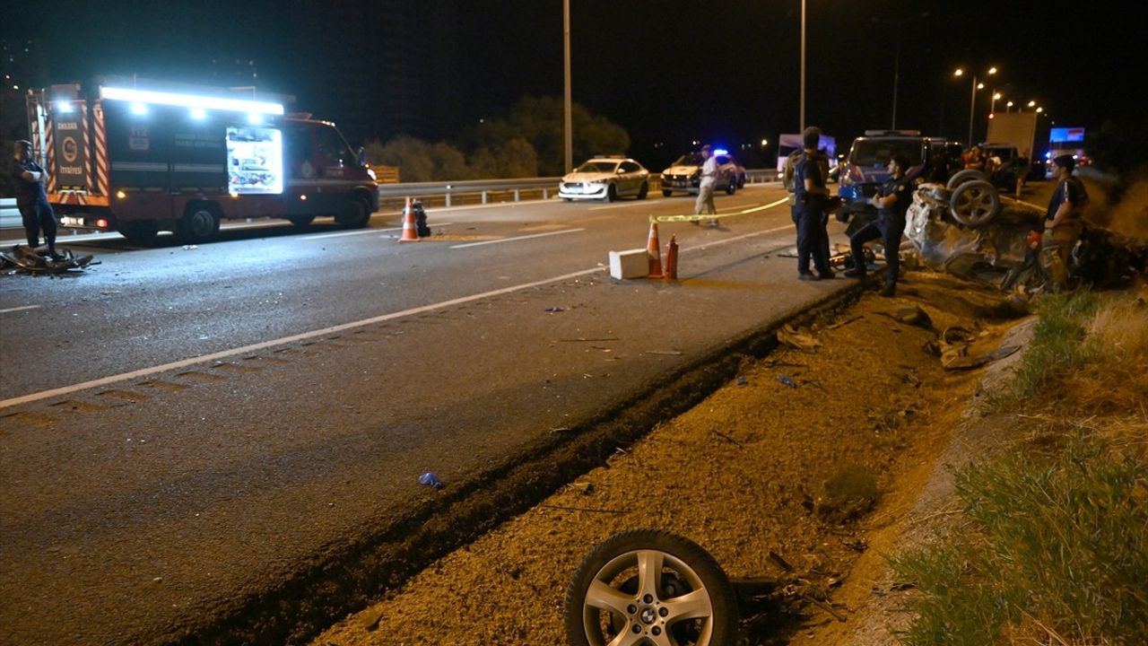 Ankara'da Korkunç Kaza: İki Otomobil Çarpıştı, 2 Kişi Hayatını Kaybetti