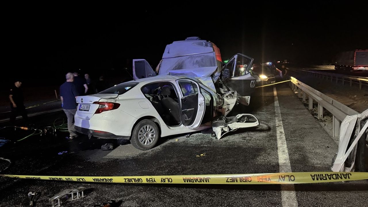 Ankara'da Otomobil ve Minibüs Çarpışması: 1 Ölü, 1 Yaralı