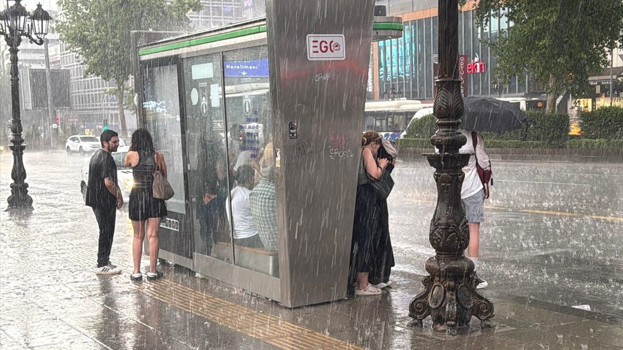 Ankara'da Sağanak ve Fırtına Hayatı Olumsuz Etkiledi