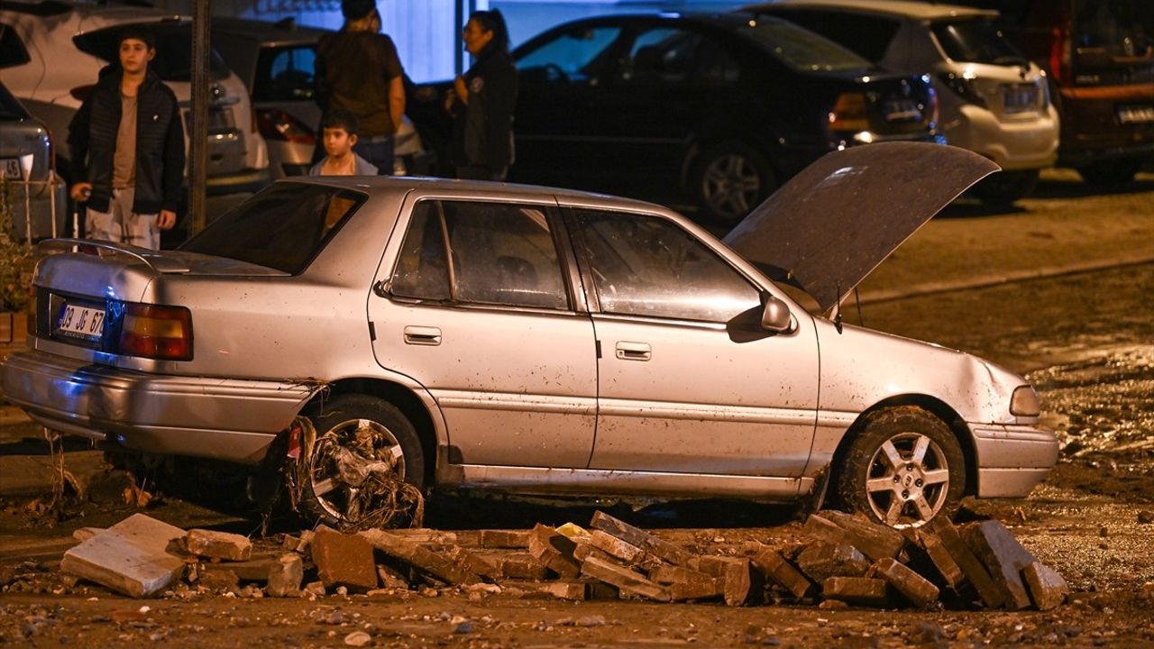 Ankara'da Sağanak ve Fırtına Yaşamı Olumsuz Etkiledi