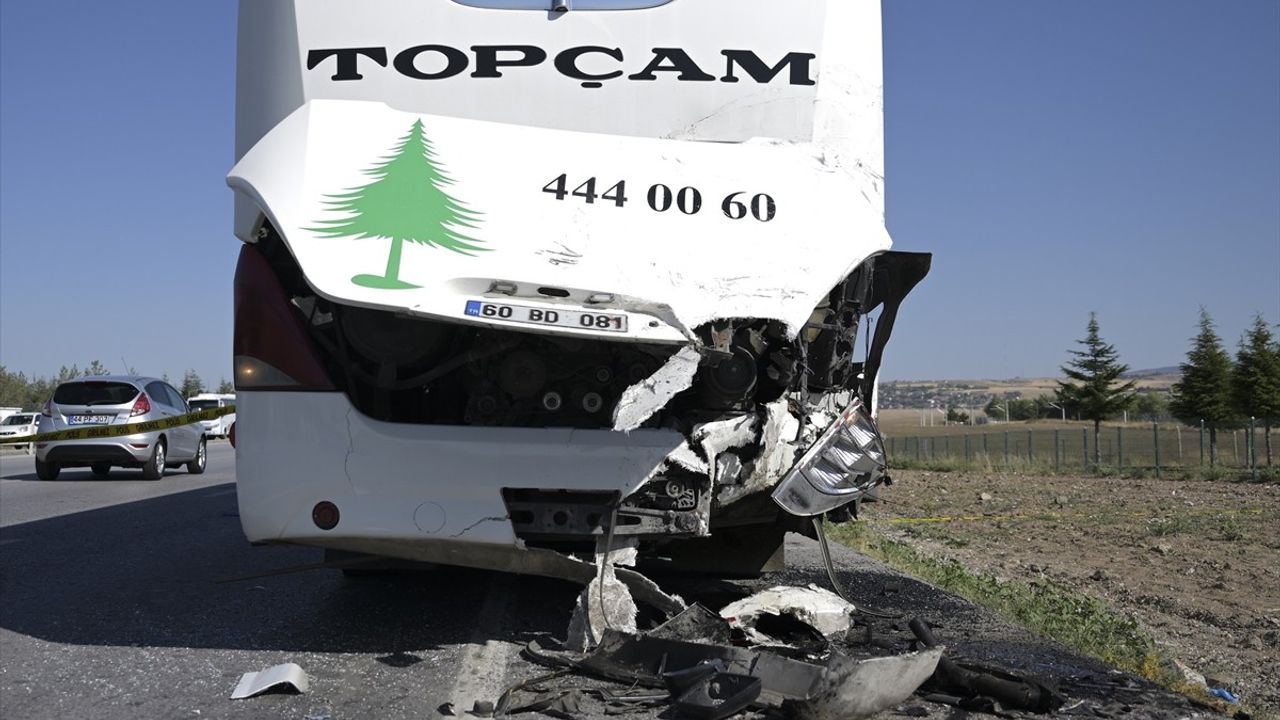 Ankara'daki Trafik Kazasında 2 Ölü, 1 Yaralı