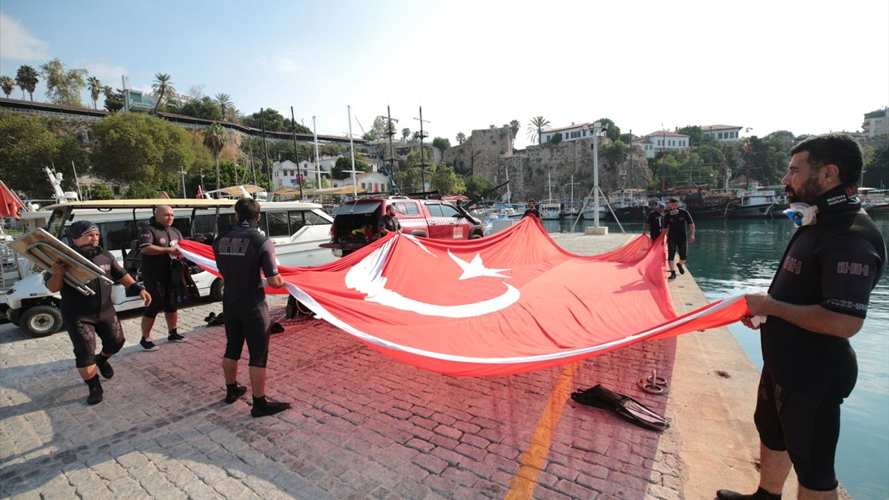 Antalya'da 15 Temmuz İçin Denizde Dev Türk Bayrağı Açıldı