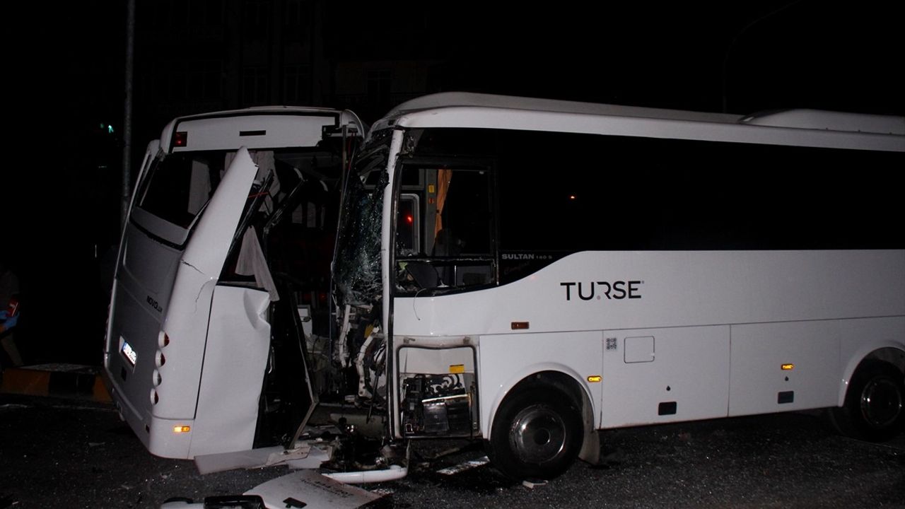 Antalya'da 3 Midibüsün Karıştığı Kazada 6 Kişi Yaralandı
