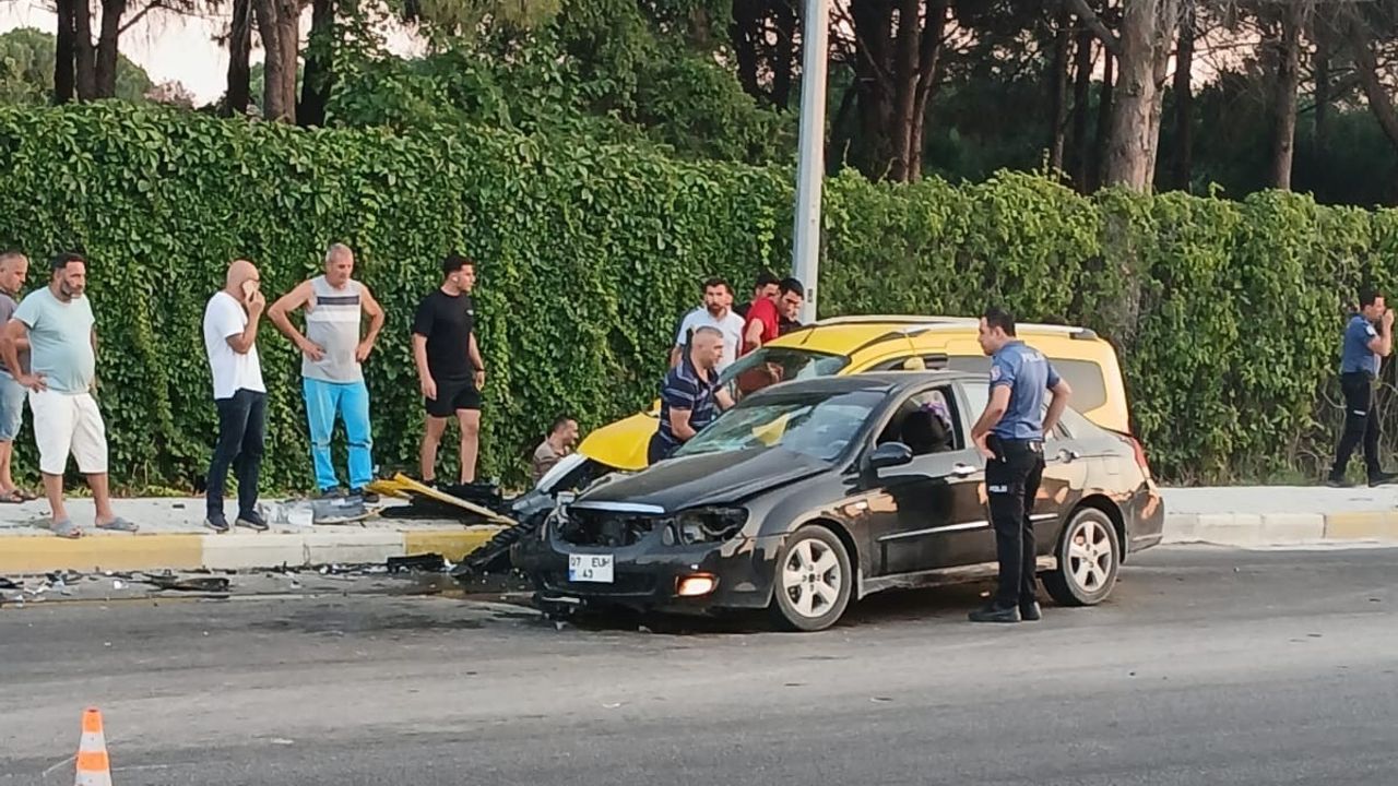 Antalya'da 7 Kişinin Yaralandığı Trafik Kazası: 5'İ Turist