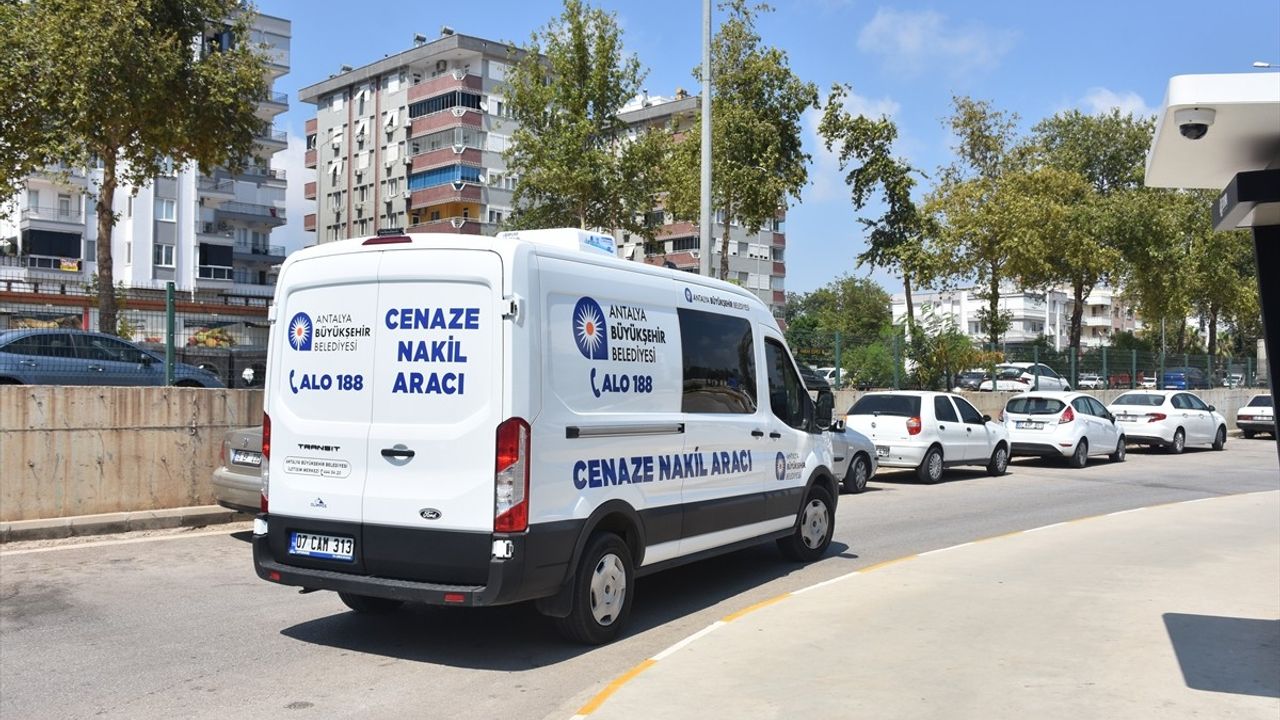 Antalya'da Baba ve Oğulun Ölümüne Neden Olan Kazanın Güvenlik Kamerası Görüntüleri Ortaya Çıktı