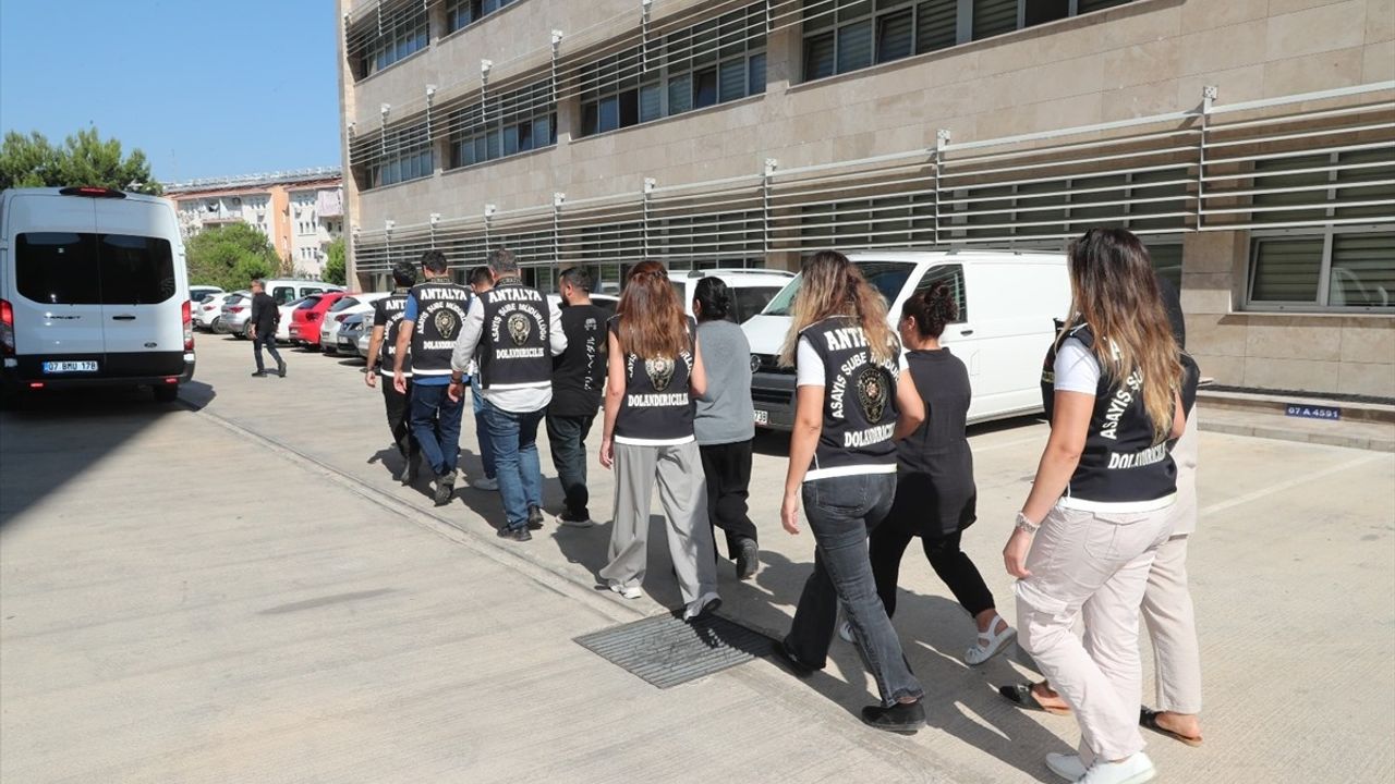 Antalya'da Dolandırıcılık Operasyonunda 2 Zanlı Tutuklandı