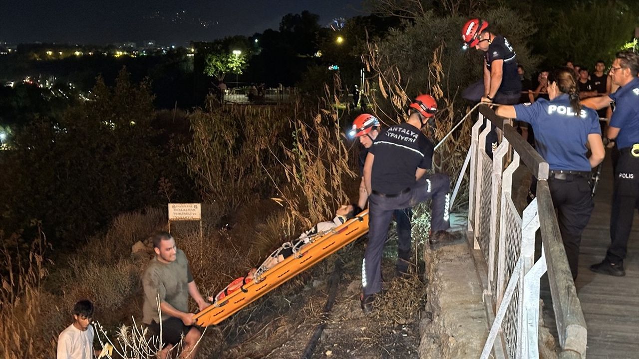 Antalya'da Falezlerden Düşen 15 Yaşındaki Çocuk Yaralandı