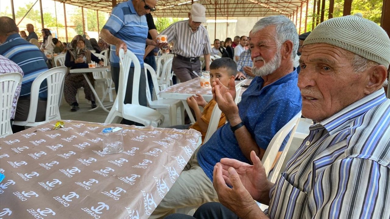 Antalya'da İmece Usulü Aşure Dağıtımı