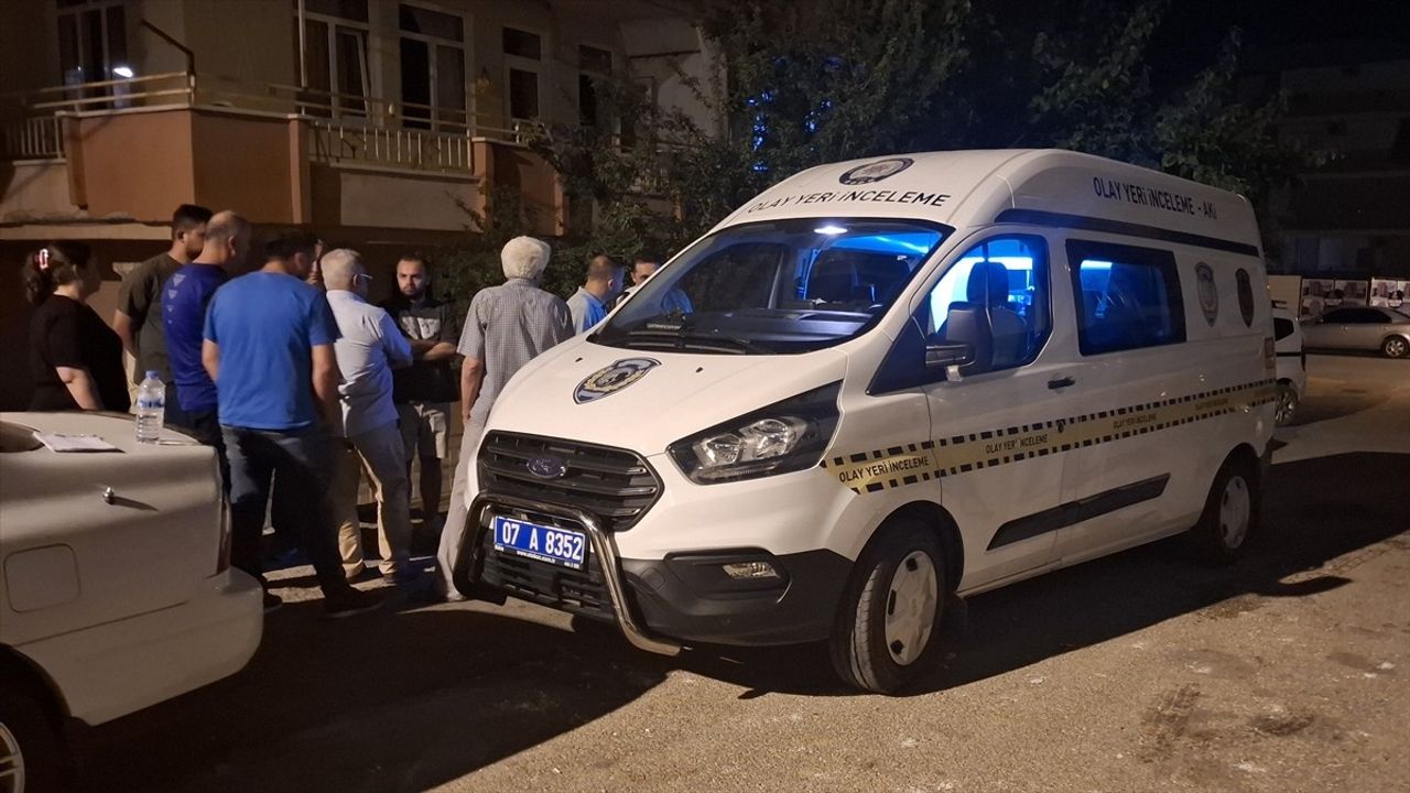 Antalya'da Kardeş Kıyımı: Üniversite Öğrencisi Kız Kardeşi Tarafından Bıçaklandı