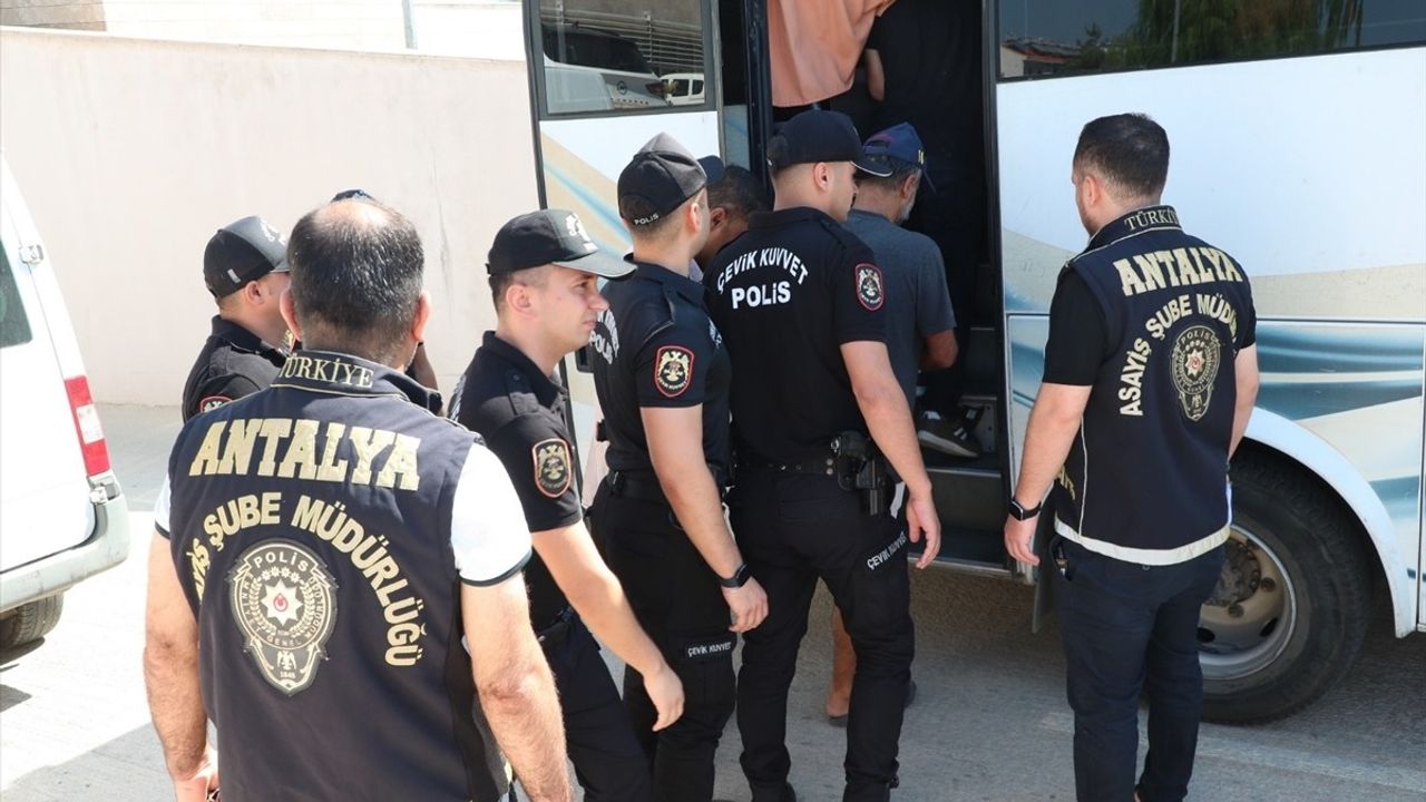 Antalya'da Kesinleşmiş Hapis Cezası Olan 30 Kişi Yakalandı