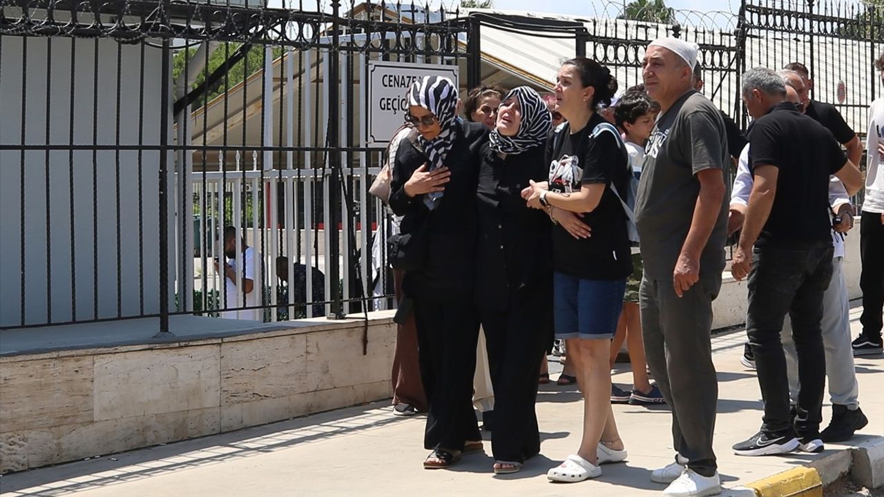 Antalya'da Kontrolden Çıkan Araç, Üniversite Öğrencisini Hayatından Etti