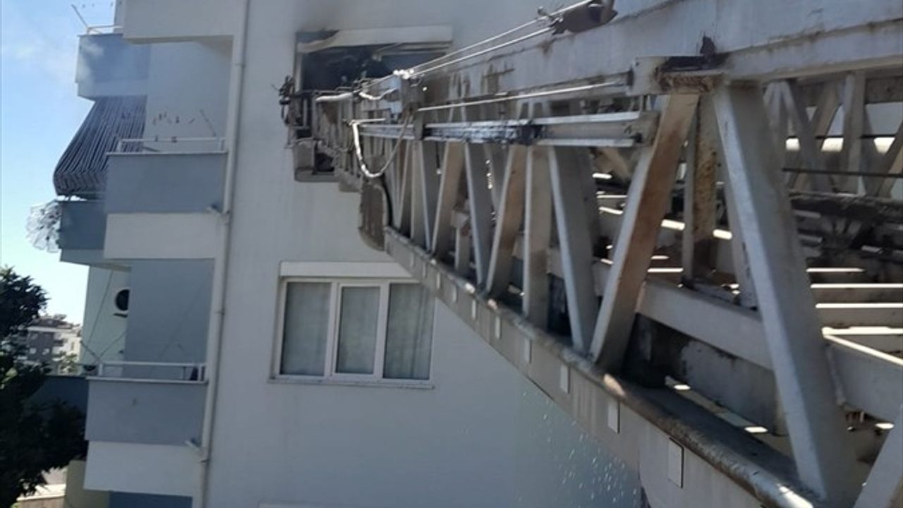 Antalya'da Korkutan Yangın: Bir Daire Küle Döndü