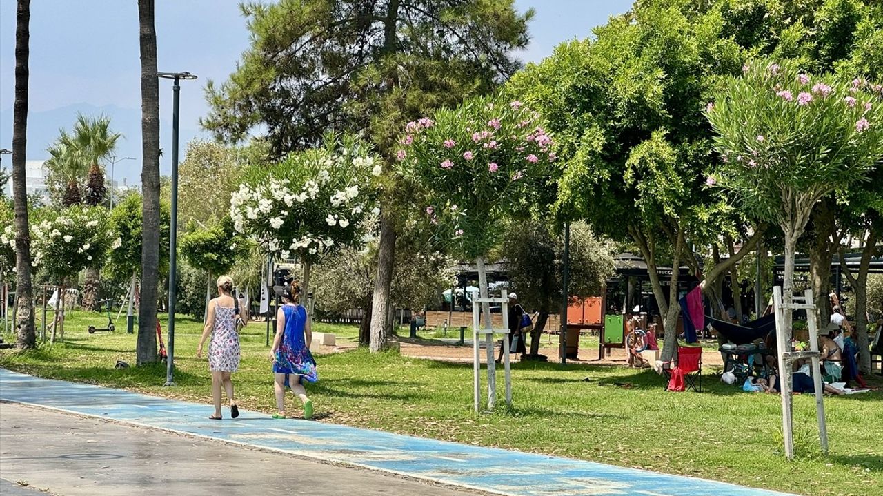 Antalya'da Nem ve Sıcaklık Rekorları: Sahiller Dolu