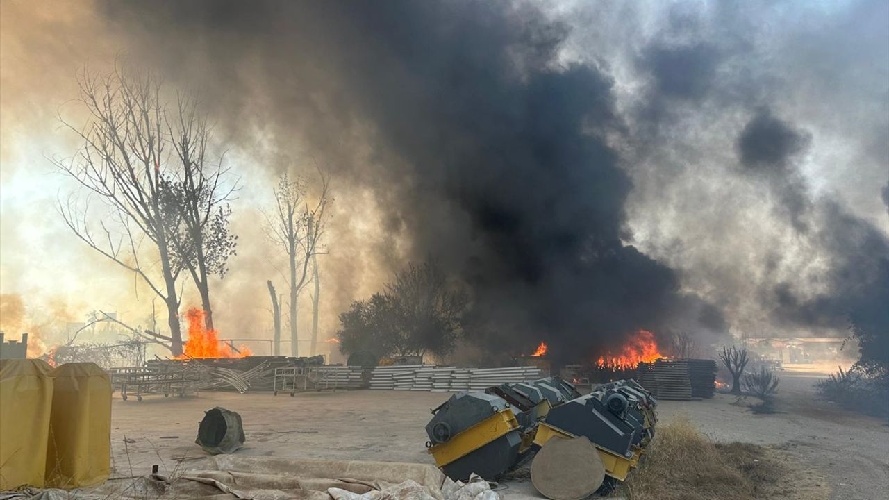 Antalya'da Otluk Alanda Yangın: İş Yerlerine Sıçradı