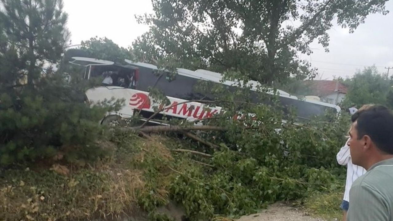 Antalya'da Otobüs Kazasında 10 Kişi Yaralandı