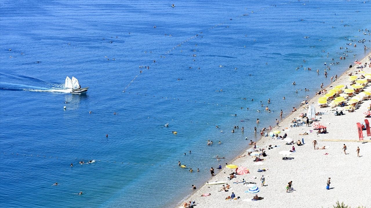 Antalya'da Sıcak Hava Sahilleri Doldurdu