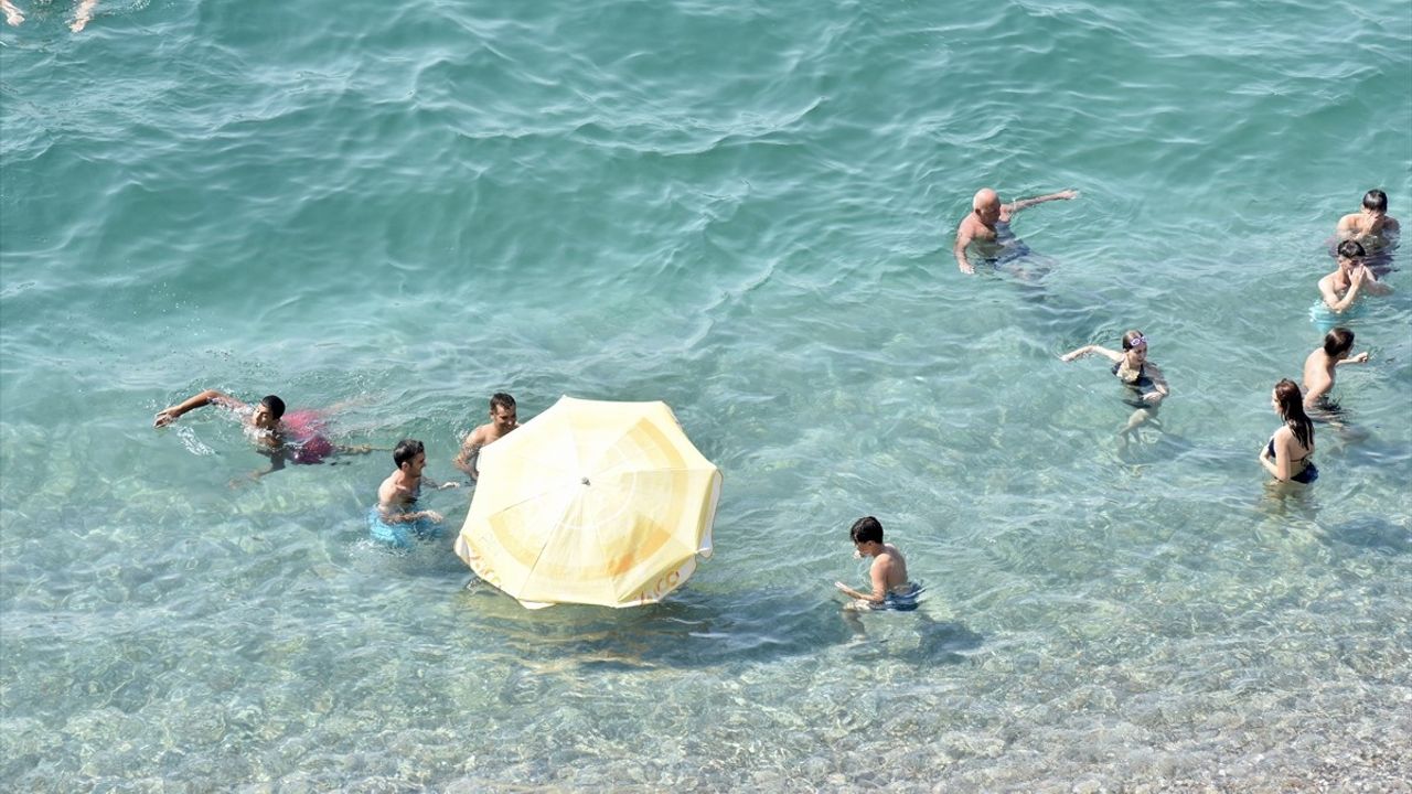 Antalya'da Sıcak Hava Sahilleri Doldurdu