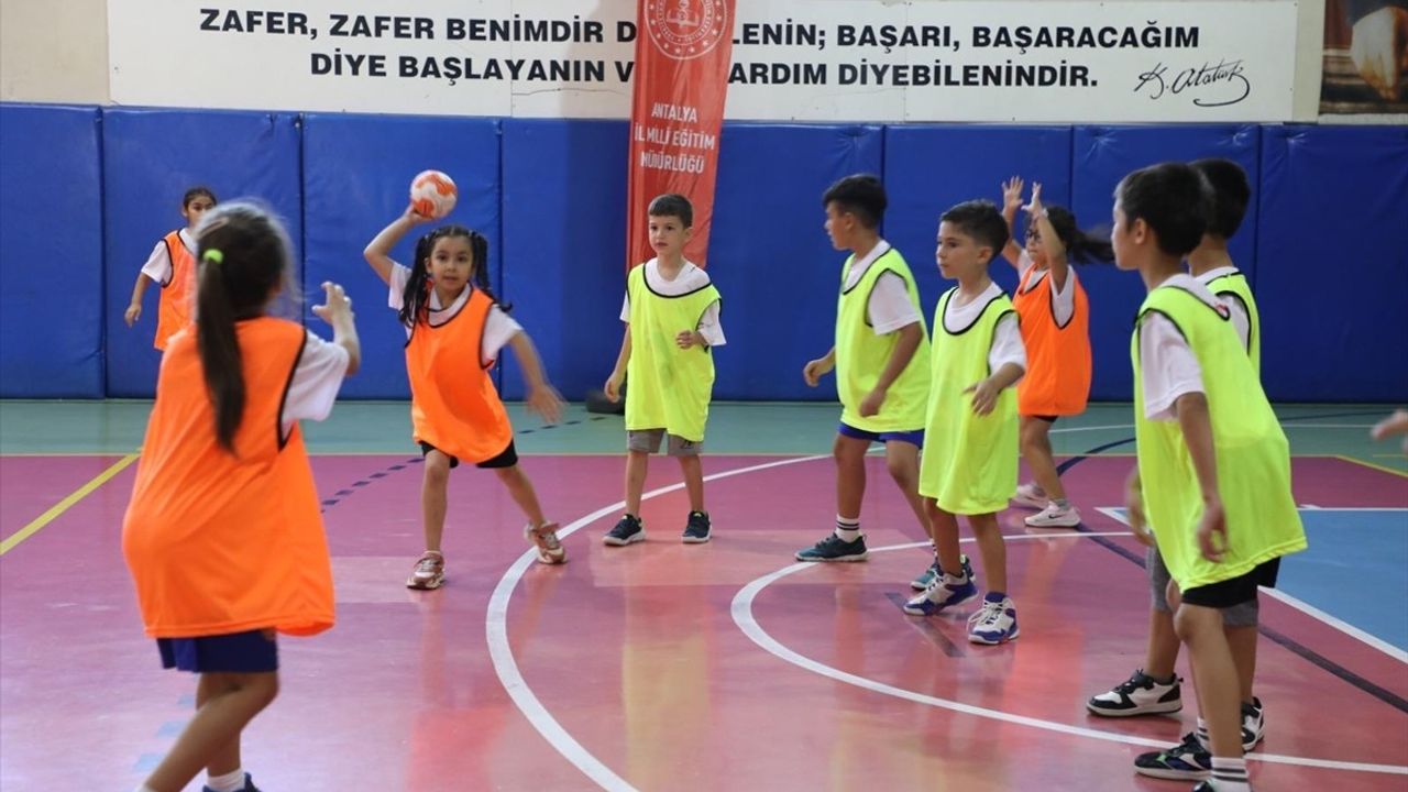 Antalya'da 'Üç Adımda Zirveye' Projesiyle Hentbol Eğitimi Başlatıldı