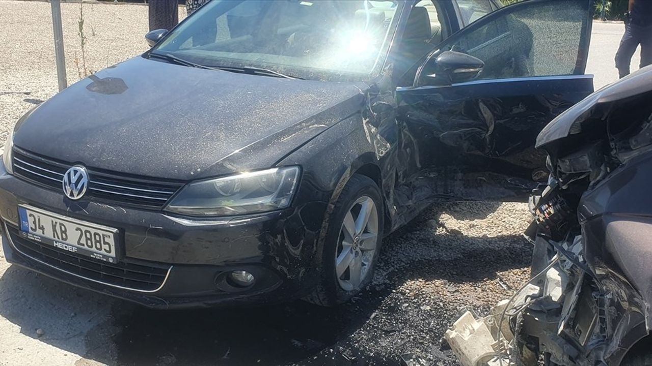 Antalya'da Üç Araçlı Kaza: 5 Yaralı