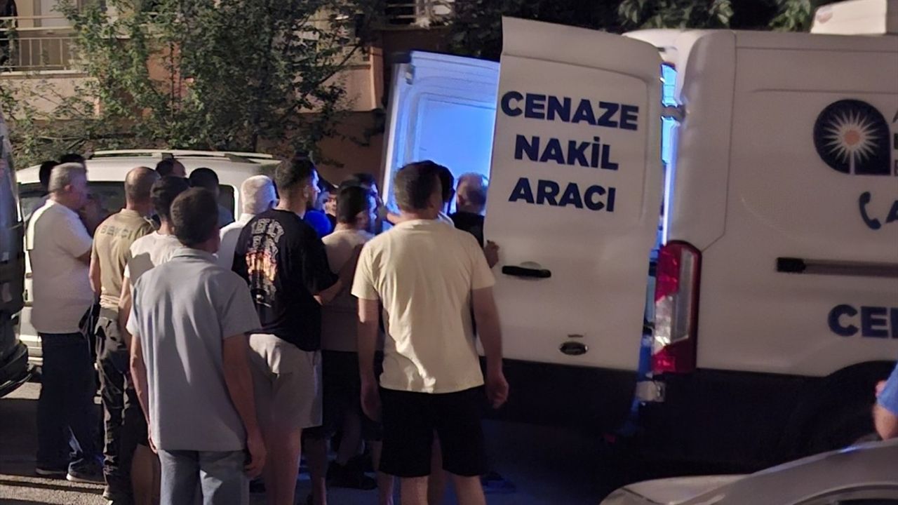 Antalya'da Üniversite Öğrencisi Genç Kız Kardeşi Tarafından Öldürüldü