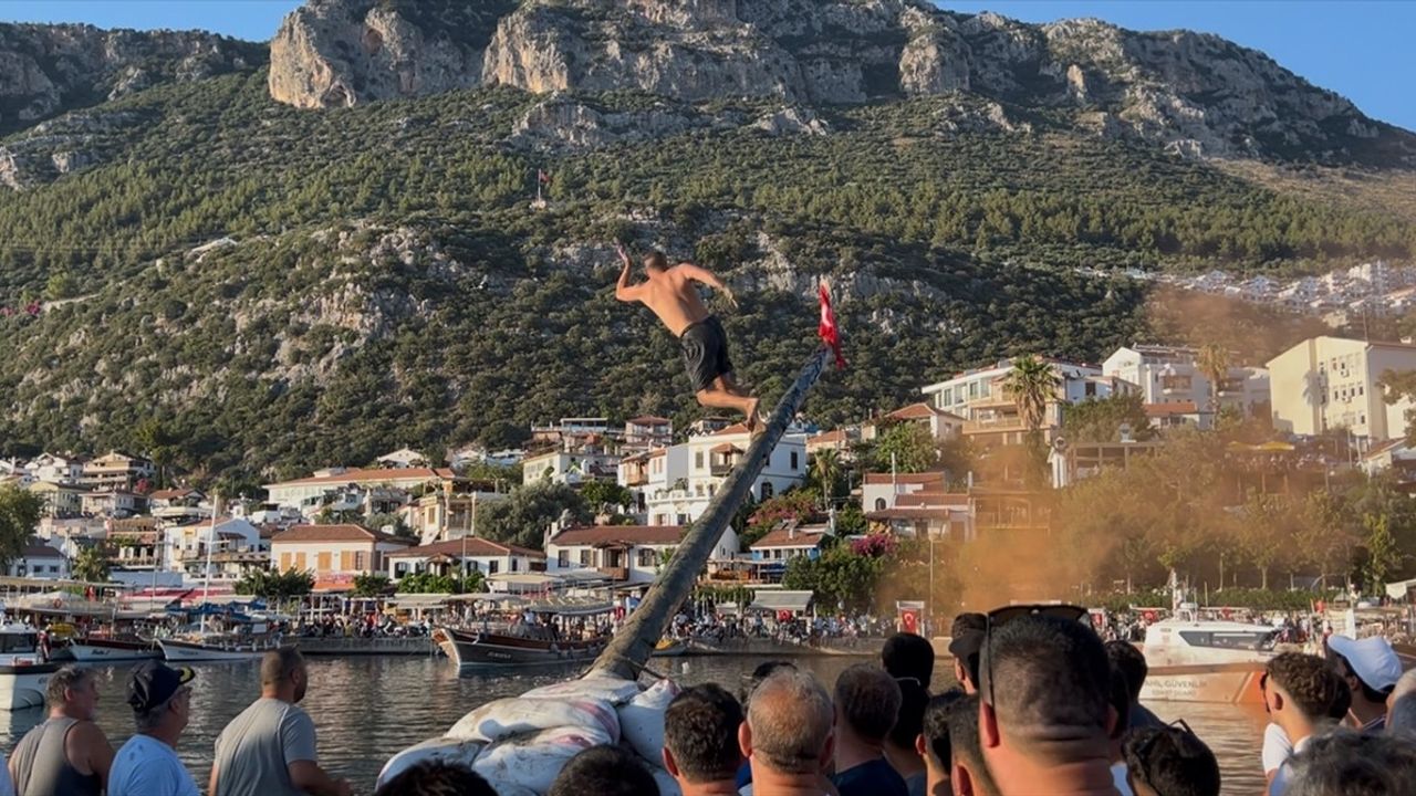 Antalya'da Yağlı Direkten Bayrak Kapma Yarışması Coşkusu