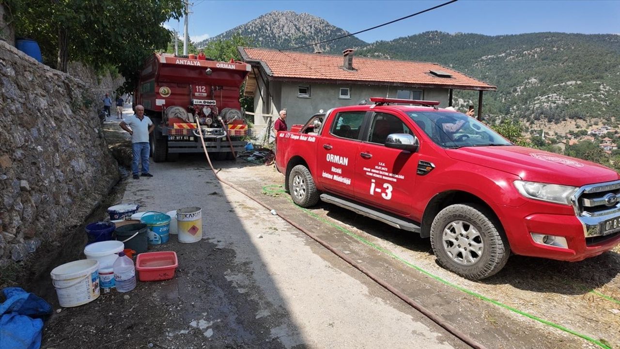 Antalya'daki Yangın Evleri Tehdit Ediyor