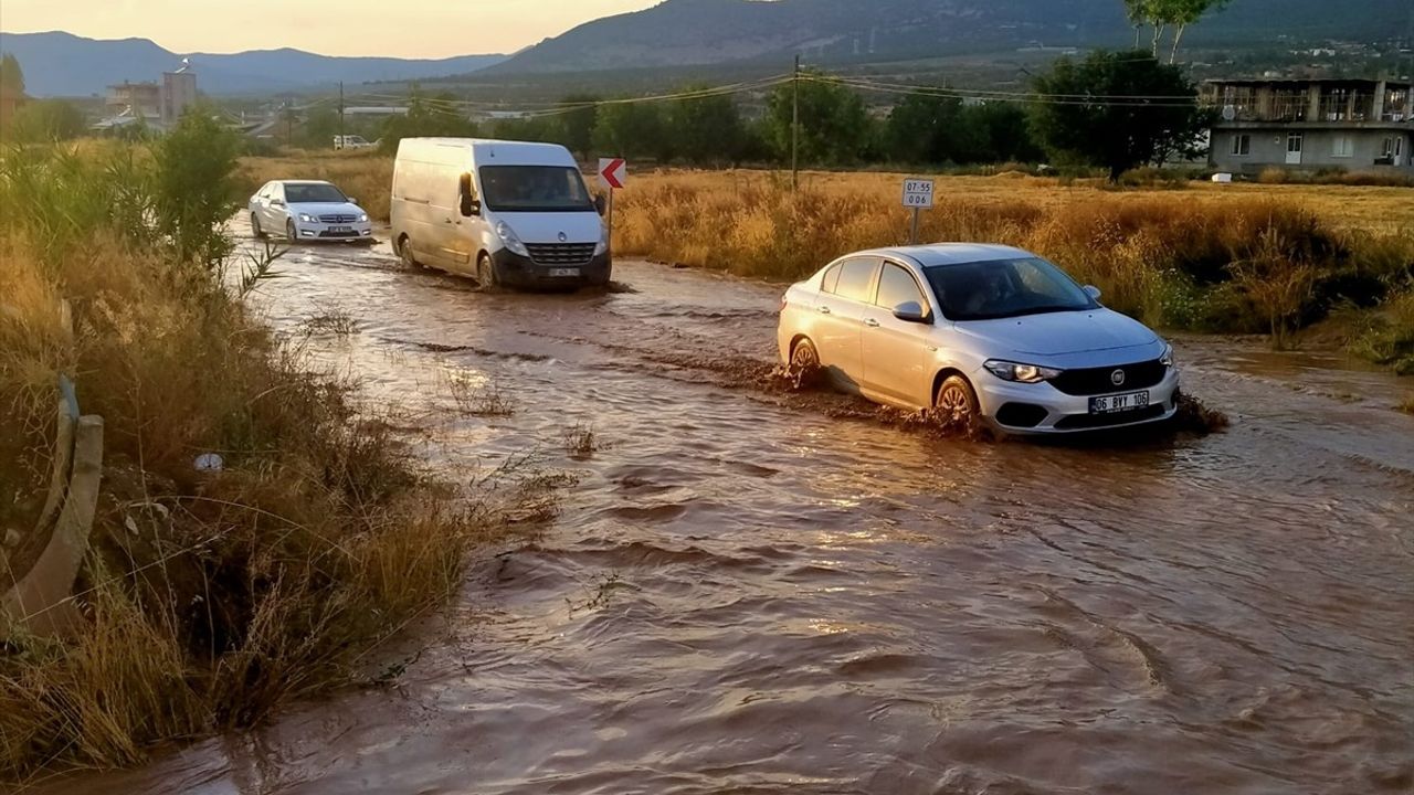 Antalya Elmalı'da Sağanak, Dolu ve Hortum Hayatı Olumsuz Etkiledi