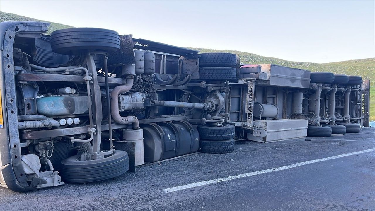 Ardahan'da Tır Devrildi, Sürücü Yaralandı