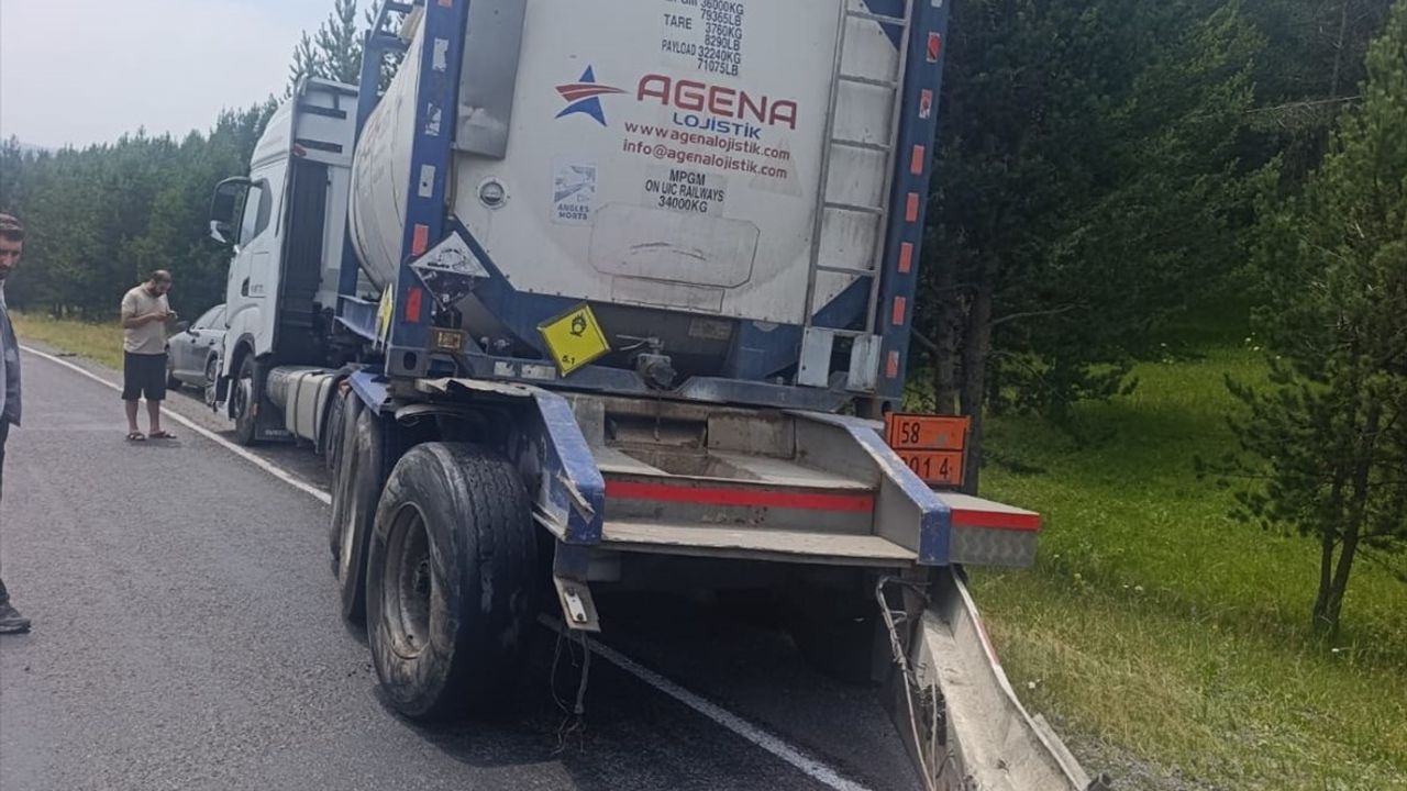 Ardahan'da Tırın Otomobile Çarpması Sonucu 5 Kişi Yaralandı