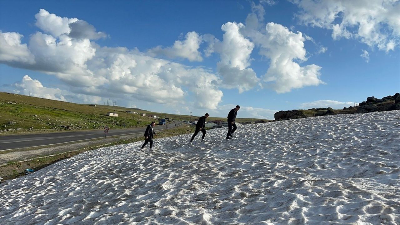 Ardahan'ın Karla Kaplı Yaylaları, Sıcaklardan Kaçış Noktası Oluyor