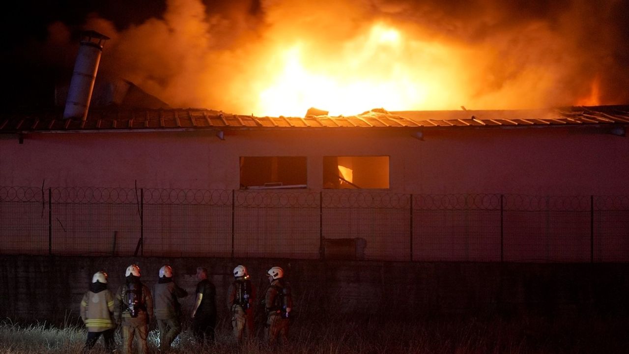 Arnavutköy'de Fabrikada Yangın: İtfaiye Ekipleri Müdahalede Bulunuyor