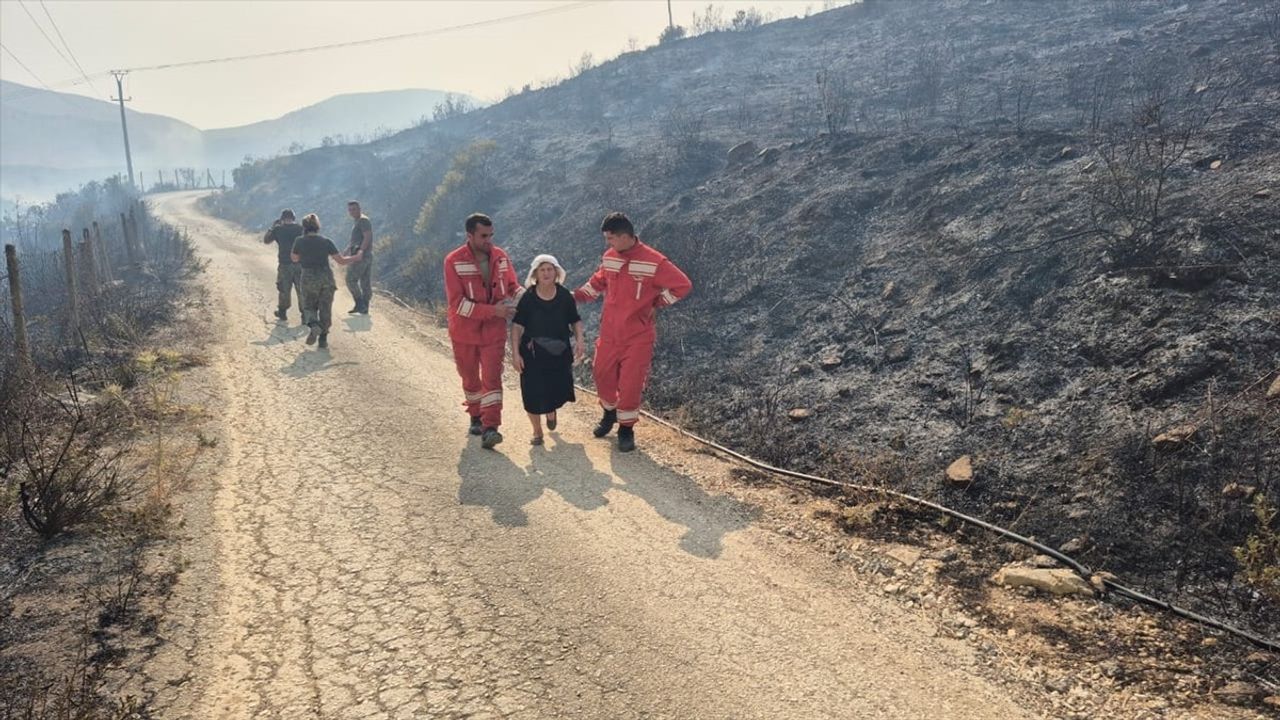 Arnavutluk'ta Orman Yangınları Nedeniyle 3 Köy Tahliye Ediliyor