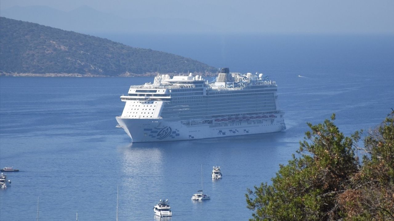 Aroya Kruvaziyeri 1750 Yolcusuyla Bodrum'a Katkı Sağladı