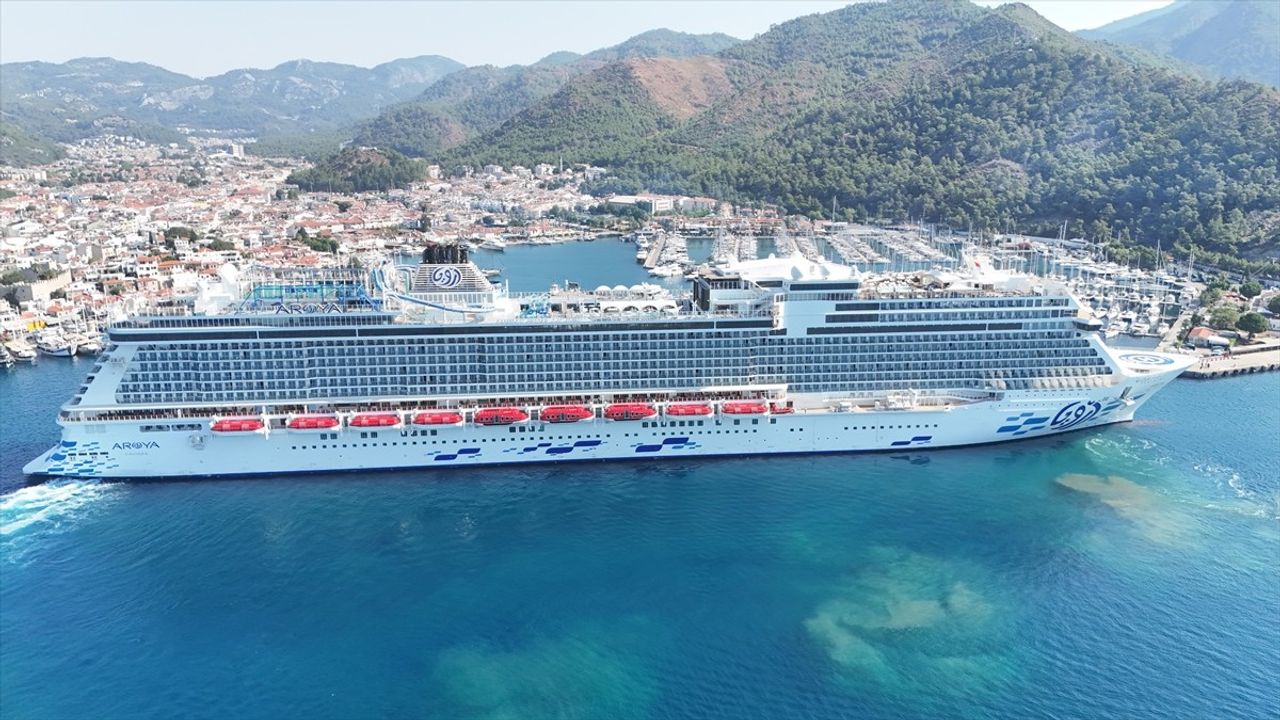 Aroya Kruvaziyeri 1750 Yolcusuyla Marmaris'e Demir Attı