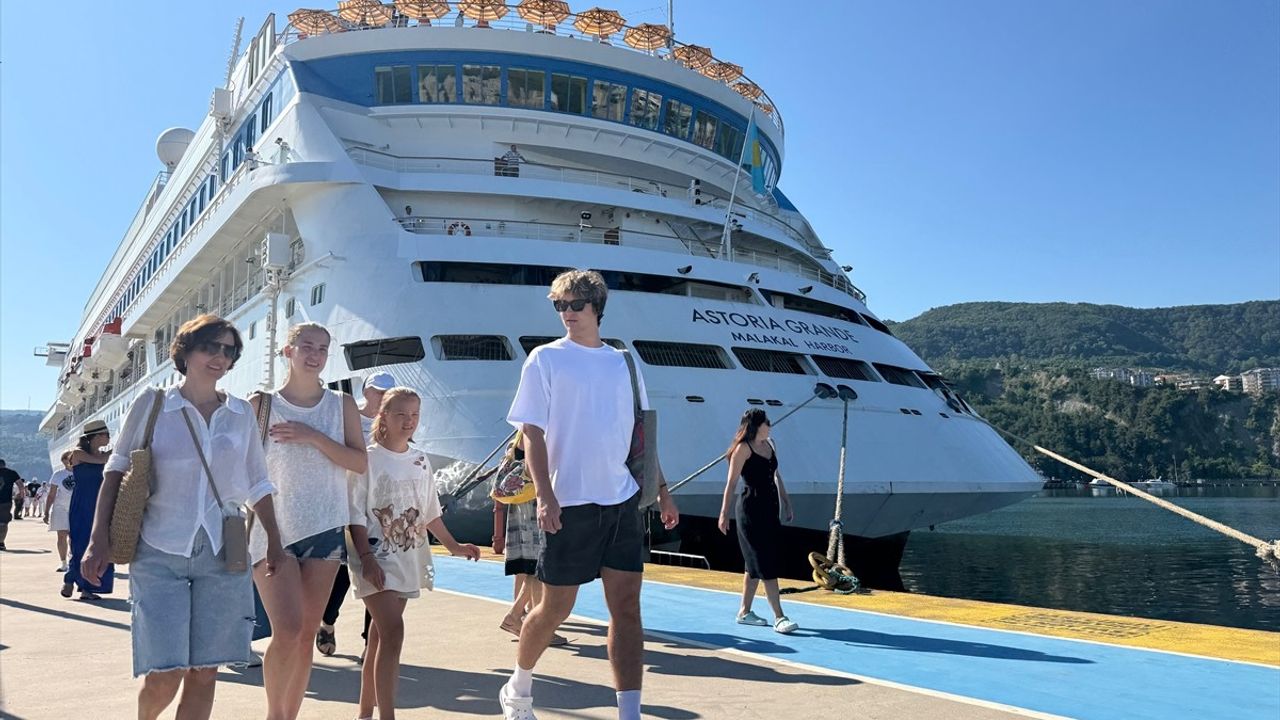 Astoria Grande Kruvaziyeri 753 Rus Yolcusuyla Amasra'ya Demirledi