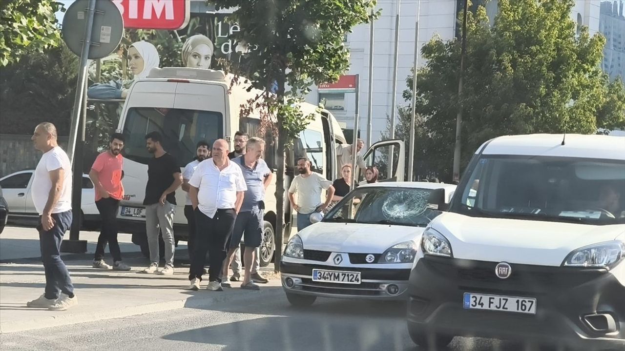 Bağcılar'da Motosikletlinin Trafikte Kasklı Saldırısı Kamerada