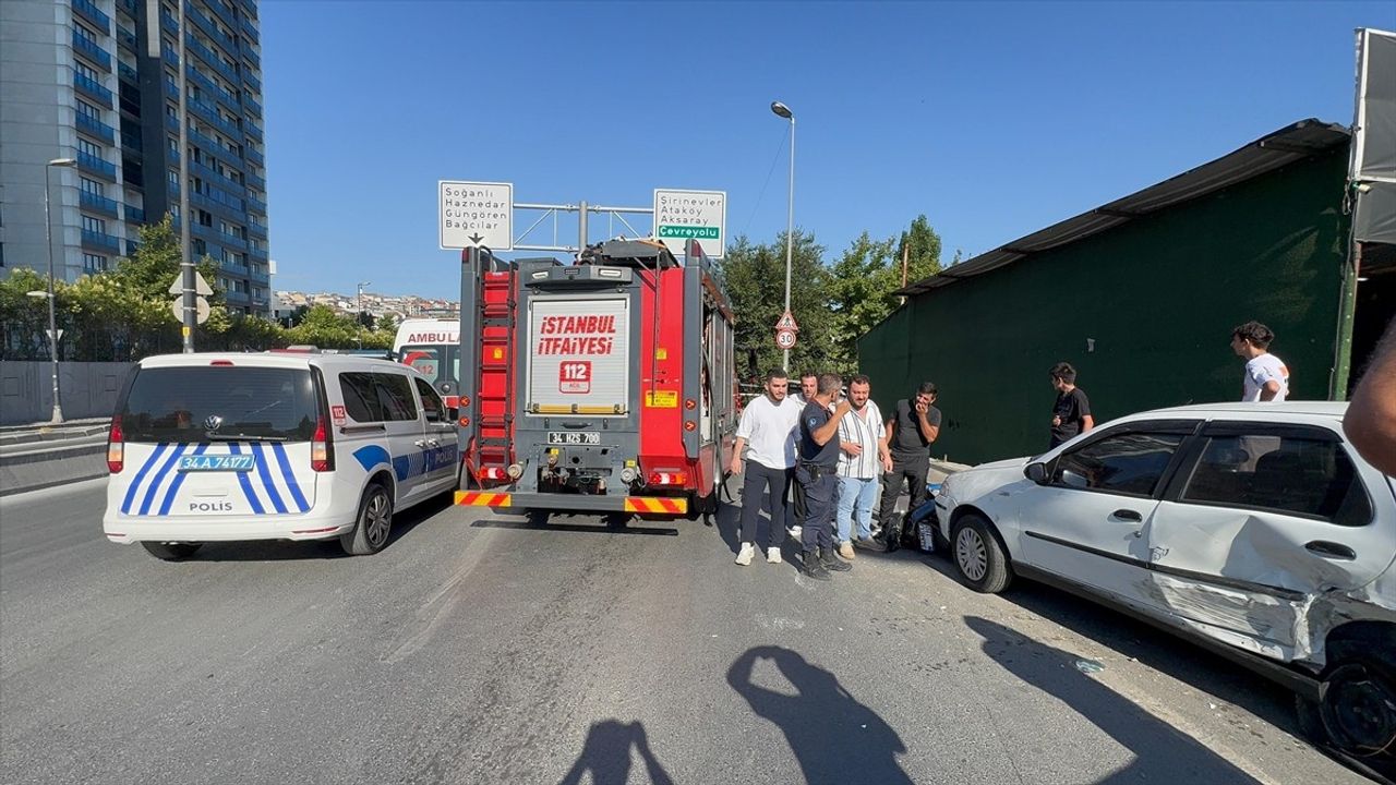 Bahçelievler'de Kontrolden Çıkan Otomobil Park Halindeki Araç ve Motosiklete Çarptı: 1 Yaralı