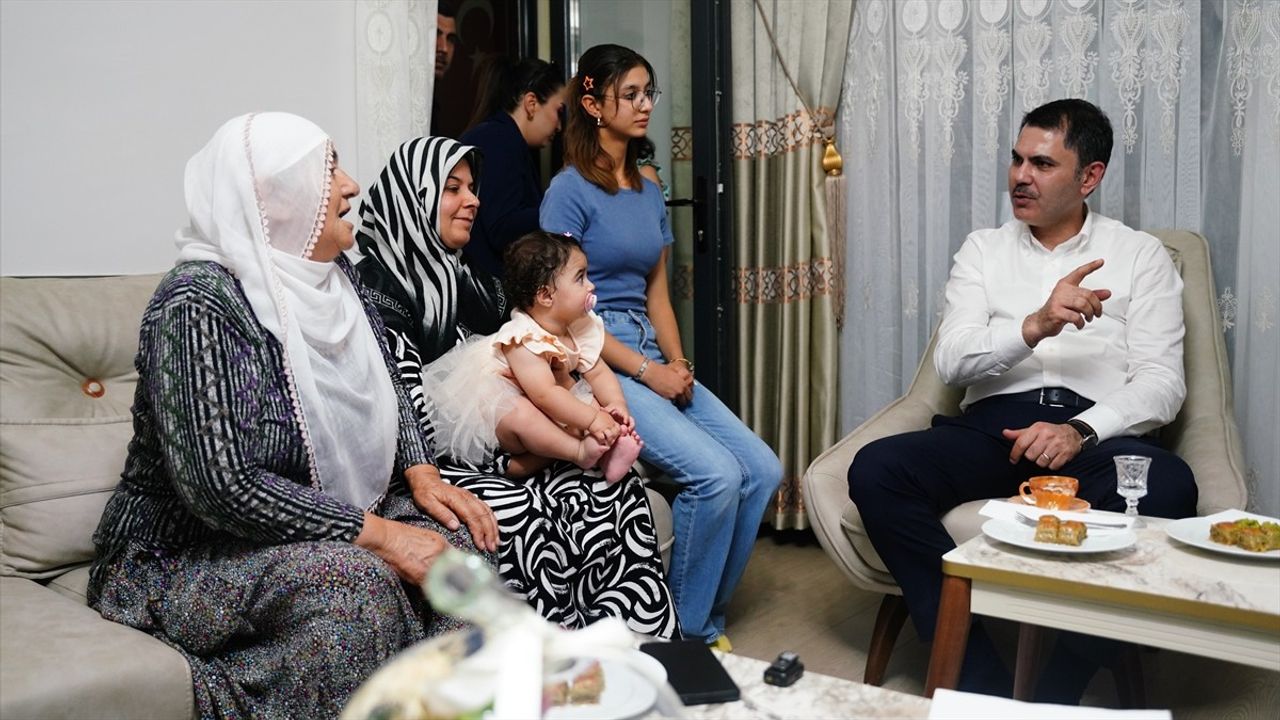 Bakan Kurum, Malatya'da Depremzede Aileye Ziyarette Bulundu