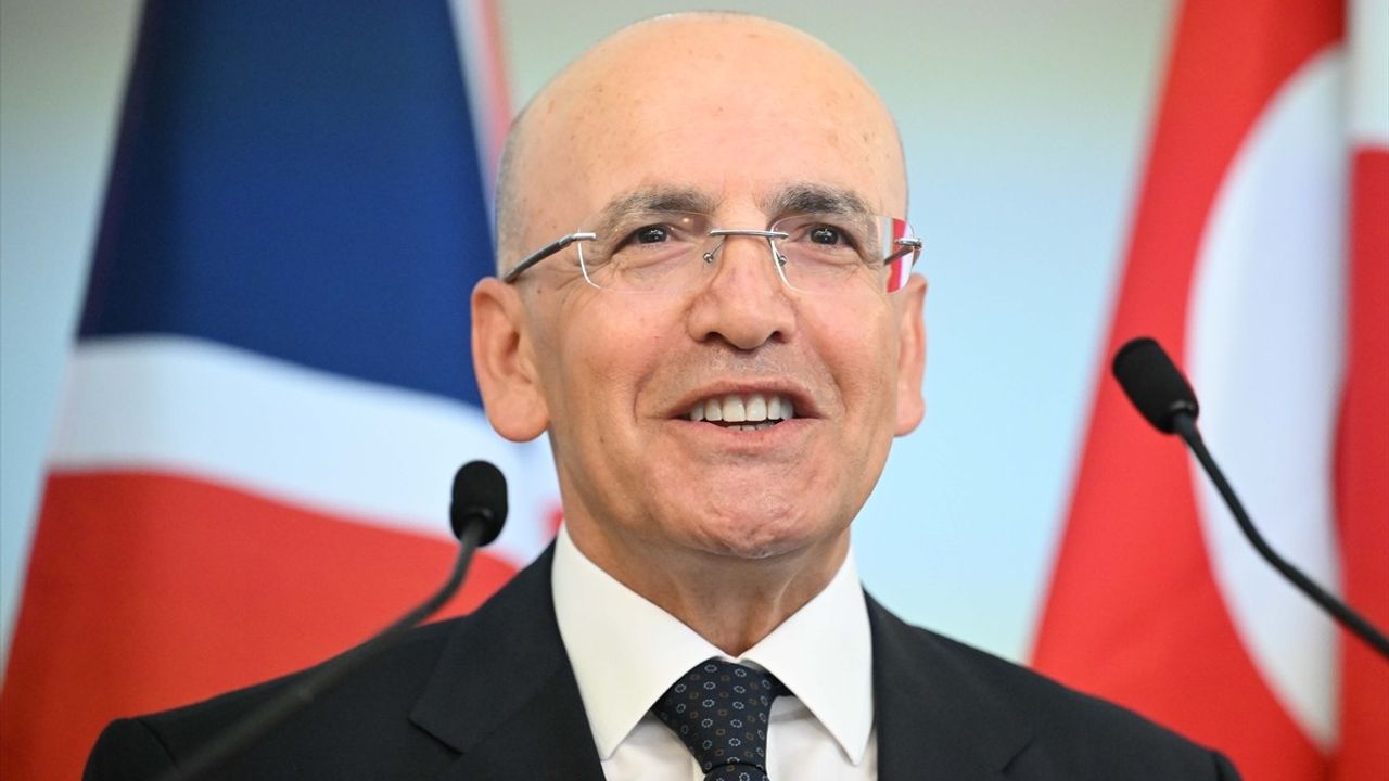 Bakan Şimşek Londra'da İslami Finans Zirvesi'nde Konuştu: Enflasyonu Tek Hanelere İndirmeyi Hedefliyoruz