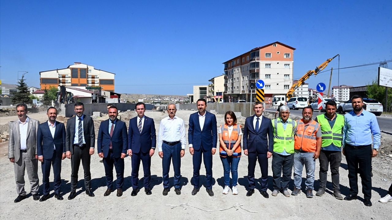 Bakan Uraloğlu'ndan Şehit Ailesine Taziye Ziyareti