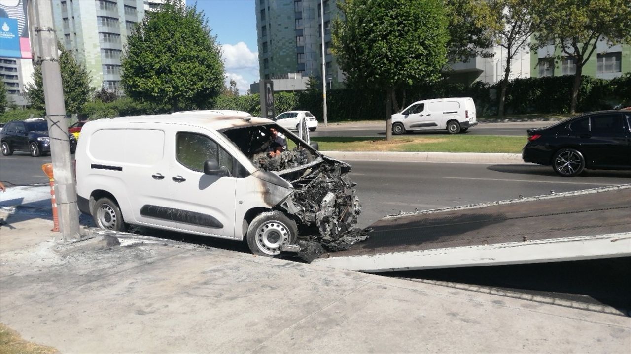 Bakırköy'de Seyir Halindeki Araç Alev Aldı, İtfaiye Müdahale Etti