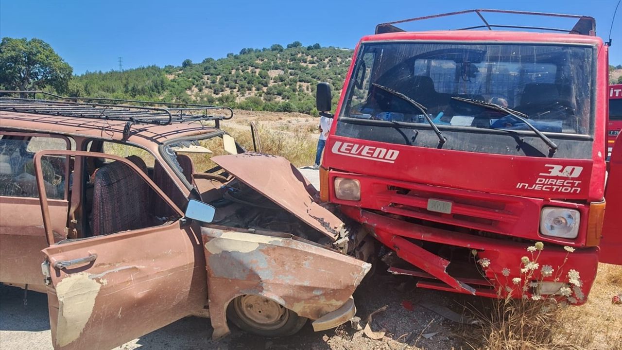 Balıkesir'de Kamyonet ve Otomobil Çarpıştı: 6 Yaralı