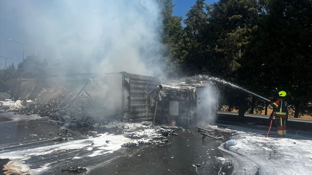 Balıkesir'de Seyir Halindeyken Devrilen Tır Alev Alev Yandı
