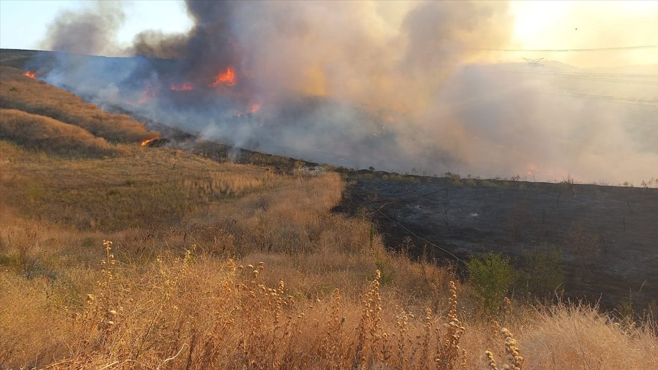 Balıkesir'de Şirinçavuş Mahallesi'nde Arazi Yangınına Müdahale Devam Ediyor