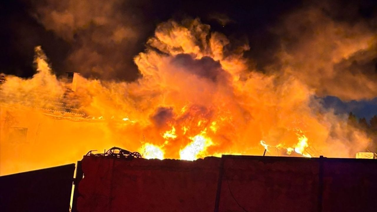 Balıkesir Gömeç'te Hurdalıkta Yangın Kontrol Altına Alındı