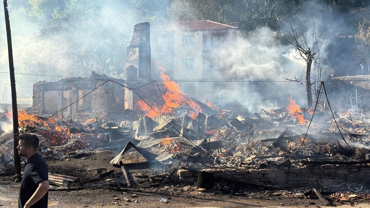 Bartın'da Yangın: 2 Ev ve 2 Samanlık Kullanılamaz Hale Geldi