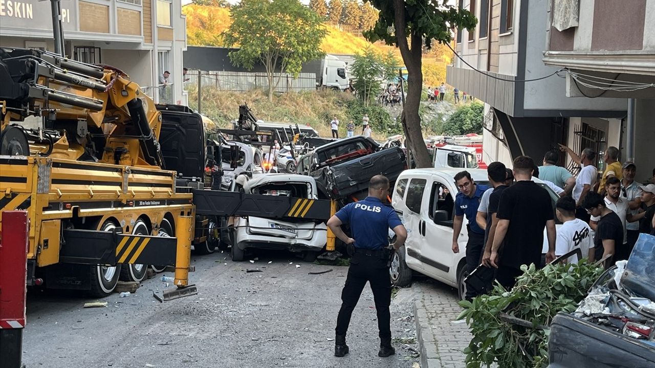 Başakşehir'de Vinç Kontrolden Çıktı: 23 Araç Hasar Gördü