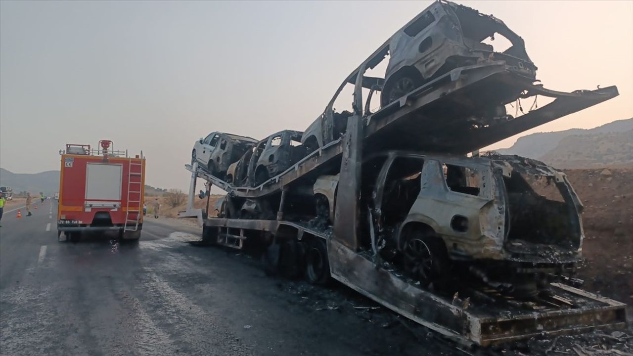 Batman'da Tır Yangını: 5 Araç Kül Oldu