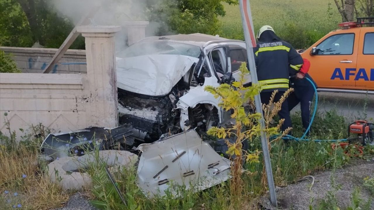 Bayburt'ta İstinad Duvarına Çarpan Cipin Sürücüsü Yaralandı